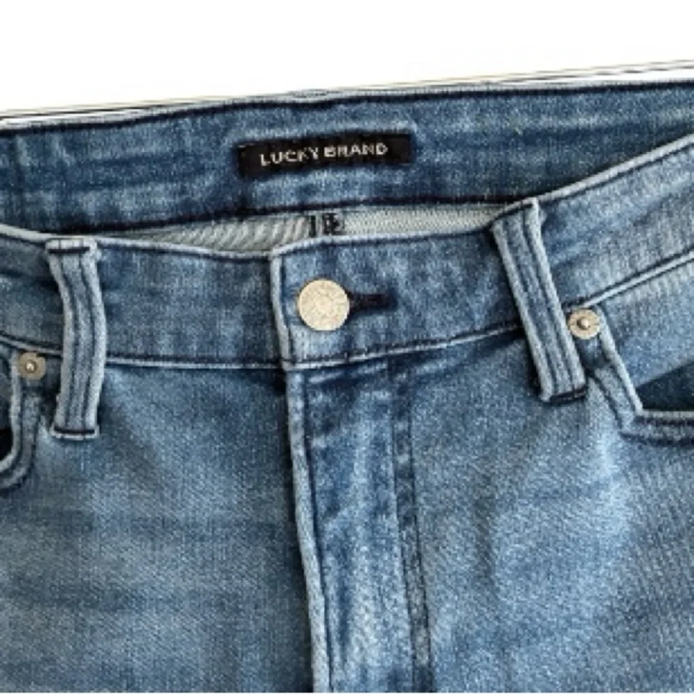 Lucky Brand High-Rise Back-Pocket Jeans in Faded Blue Wash Size 10